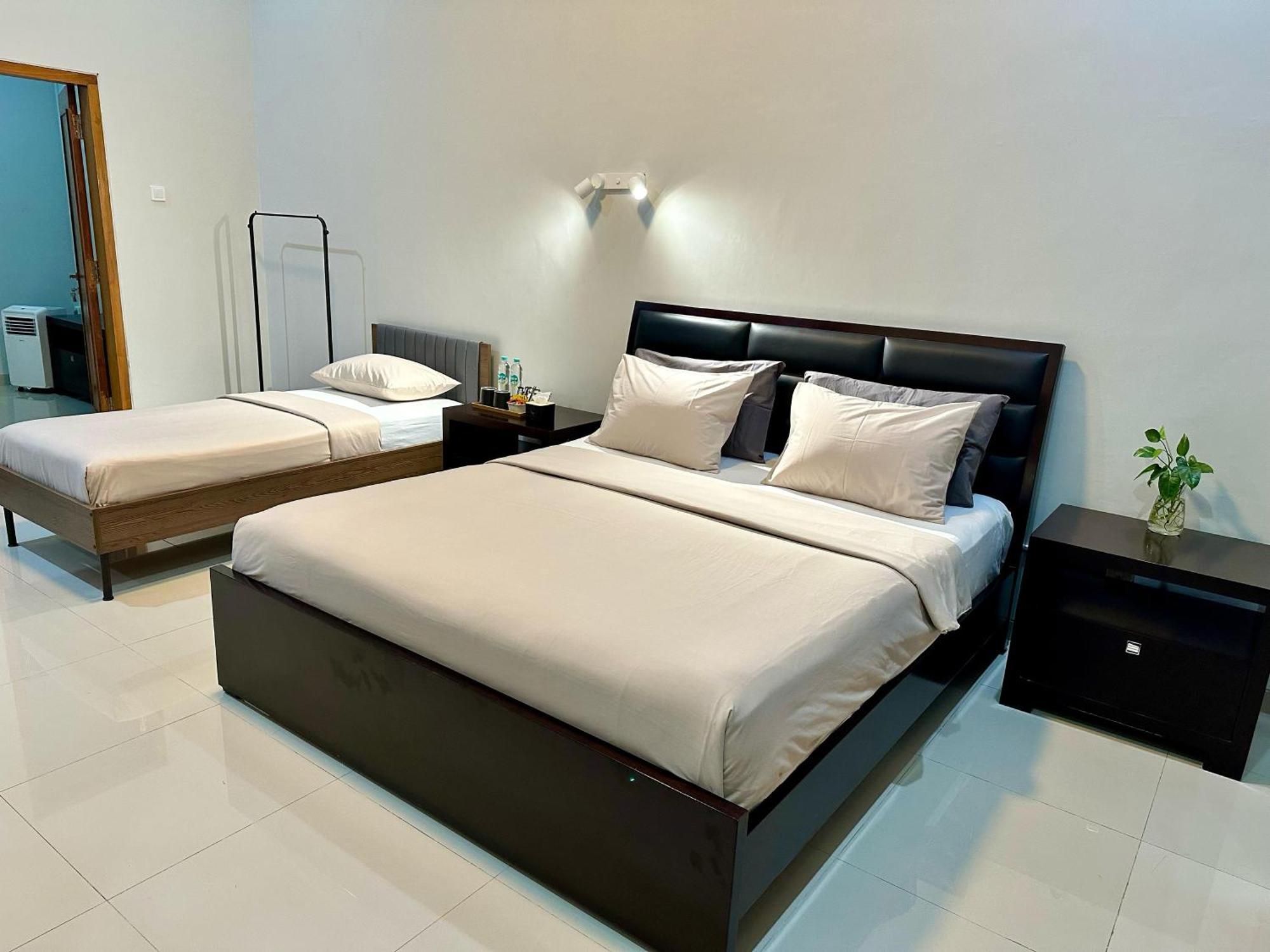 Cendhani Raras Gallery Kejayan Buitenkant foto